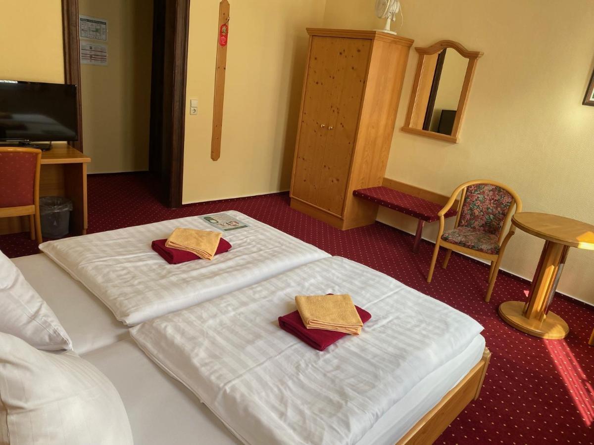 Hotel garni Am Dippeplatz Quedlinburg Bagian luar foto