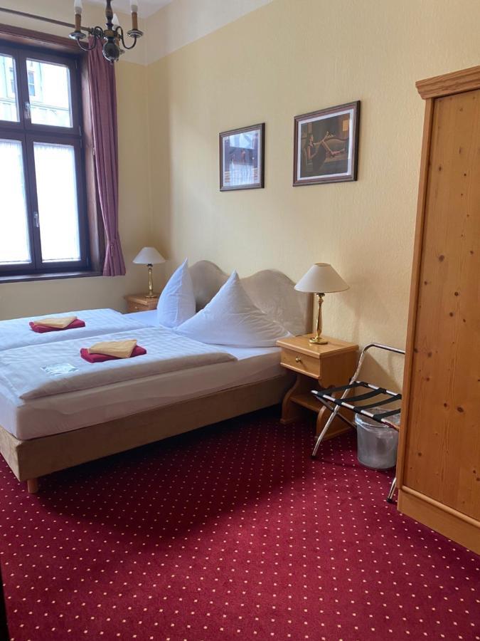 Hotel garni Am Dippeplatz Quedlinburg Bagian luar foto